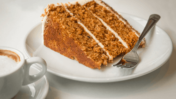 una fetta di torta al caffè